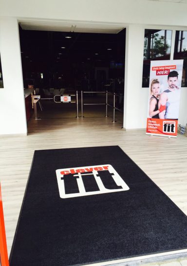 Bedruckte Schmutzfangmatte für Cleverfit Fitnessstudio zur Markenpräsentation