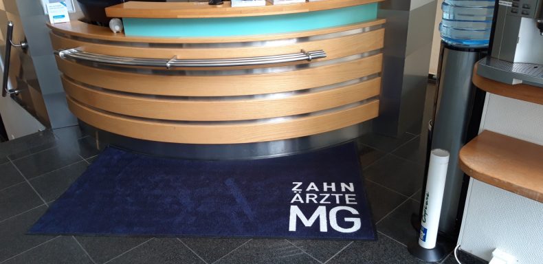 Schmutzfangmatte für Zahnärzte MG mit Konturschnitt und individuellem Druck