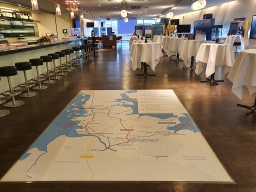 Fotoboden mit Landkarten-Design, ideal für Verkaufsförderung an POS-Ständen