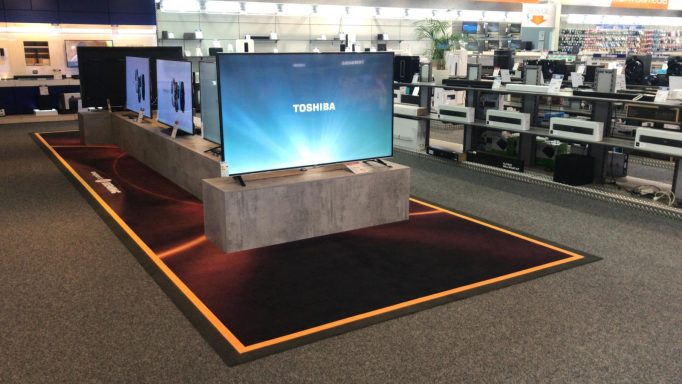 Individuell bedruckter Teppich für Verkaufsaktionen in Elektromärkten, ideal für TV-Promotions
