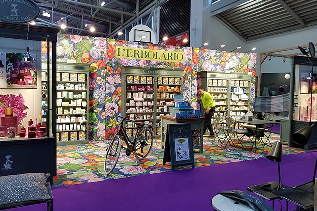 Messeteppich mit kreativem Blumenmotiv, perfekt für eine einzigartige Messe- oder Eventfläche