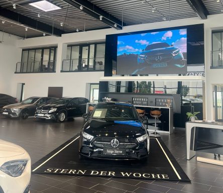 Individuell bedruckter Mercedes Teppich mit 'Stern der Woche' für Verkaufsförderung im Autohaus
