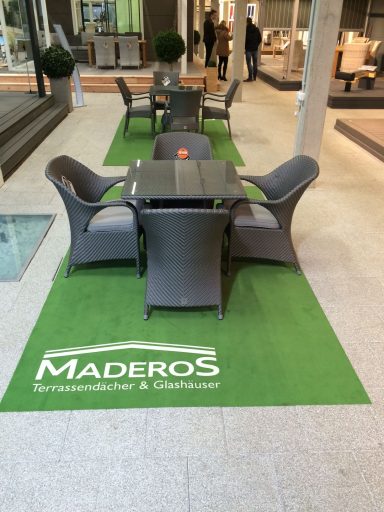 Bedruckter Teppich mit Maderos Logo – Verkaufsförderung am Verkaufsstand