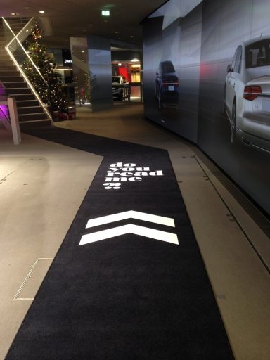 Individuell gestalteter Markenteppich für den Audi Luxus Showroom, perfekt für eine exklusive Präsentation