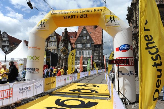 Individuell bedruckter Zieleinlauf Teppich für Stadtläufe und Marathons, ideal für Sponsor-Präsentationen
