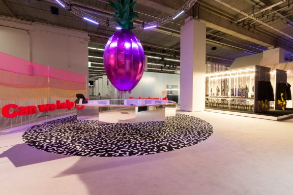 Individuell bedruckter runder XXL Messeteppich, perfekt für große Eventflächen und Messen