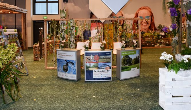 Individuell bedruckter Messeboden in Rasenoptik für die IGA Berlin, perfekt für eine natürliche Eventgestaltung