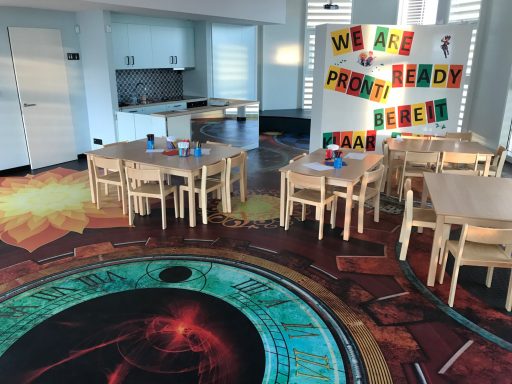 Individuell bedruckter Fotoboden für den Kinderbetreuungsbereich im Hotel, fest verlegt für dauerhaften Einsatz