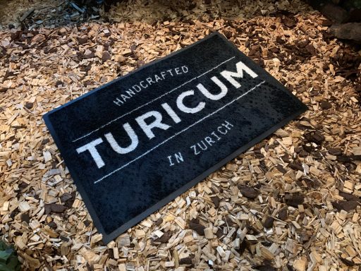 Werbematte mit Turicum Gin Logo für eine stilvolle Markenpräsentation