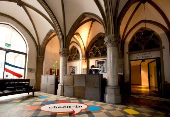 Individuell bedruckte PVC Werbematte mit Konturschnitt in Sprechblasenform vor dem Hotel Check-in zur Kundenansprache
